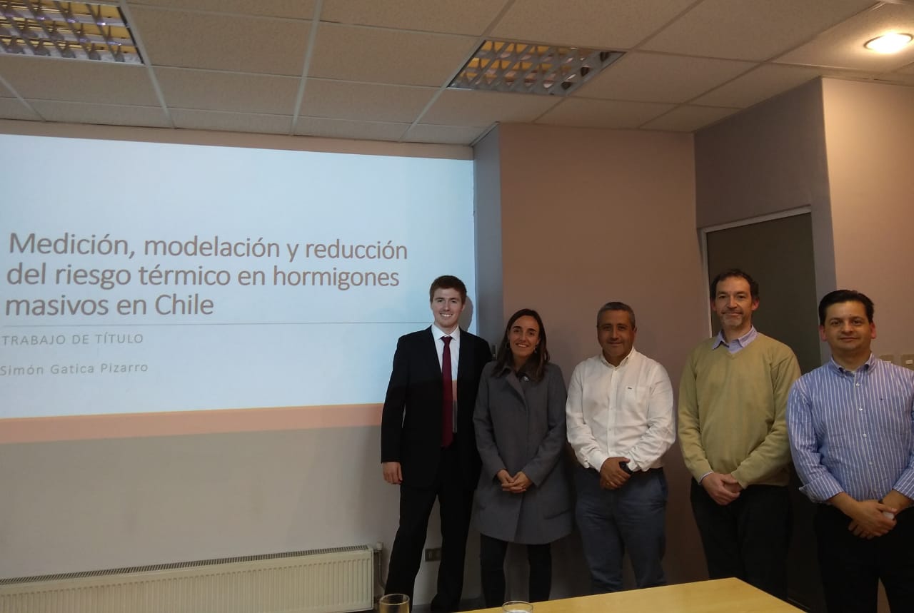 En la imagen se ve de izquierda a derecha a Simón Gatica y luego al comite formado por Paula Aguirre, Carlos Fernández, Mauricio López y Marcelo González.