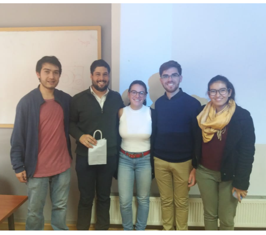 Fotografía del Profesor Jorge Carvallo en conjunto con estudiantes del Departamento de Ingeniería en Gestión de la Construcción