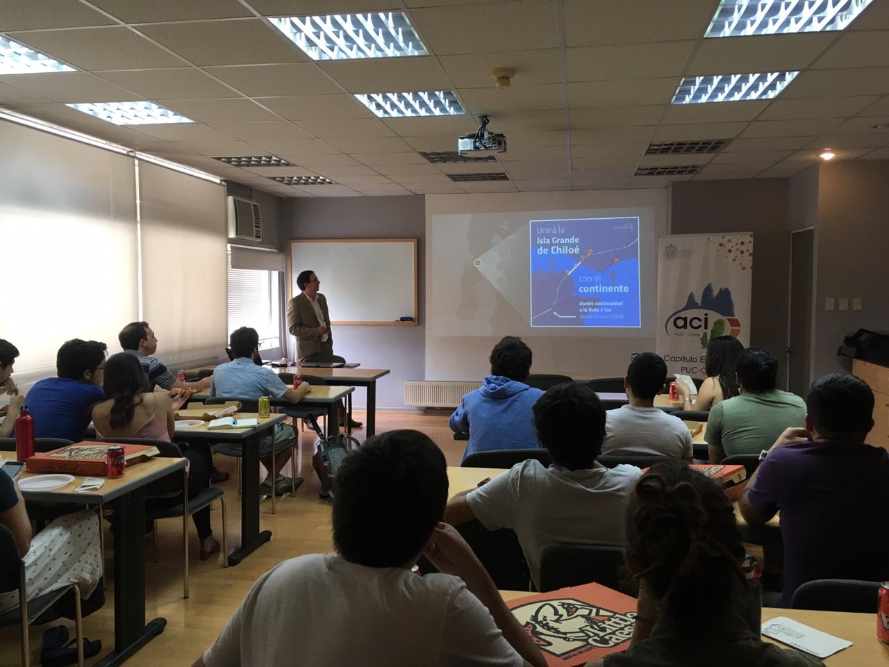 Sergio Vidal realizando presentación en la sala de clases del Dpto de Ingeniería y Gestión de la Construcción UC