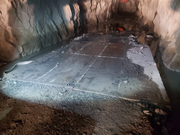Tramo de prueba instalado en uno de los túneles mineros de la mina subterránea de Minera San Pedro